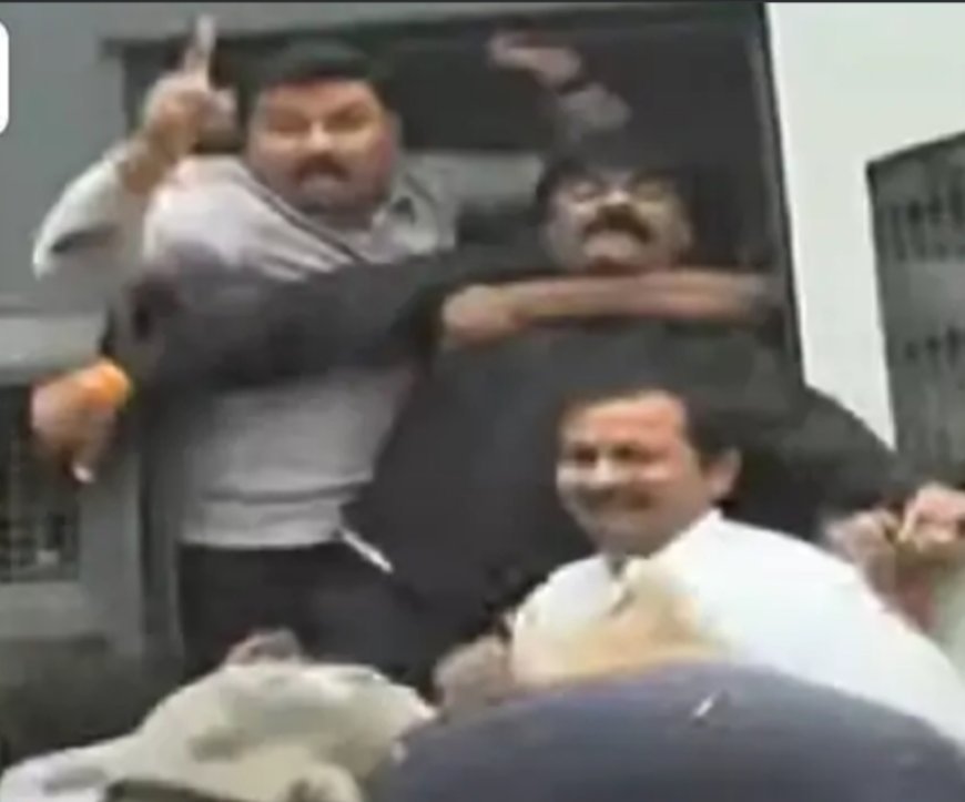 मराठा आंदोलकों ने मुख्यमंत्री के काफिले को दिखाए काले झंडे, पुलिस ने उन्हें हिरासत में लिया