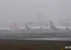 Delhi Fog Chaos: कोहरे ने रोकी दिल्ली की रफ्तार! 100 से ज्यादा उड़ानें रद्द, सरकार ने एयरलाइंस को दिए सख्त निर्देश- 'यात्रियों को दें खाना और रिफंड'